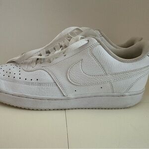 Nike white mens tennis shoes size 9/ pre owned excellent